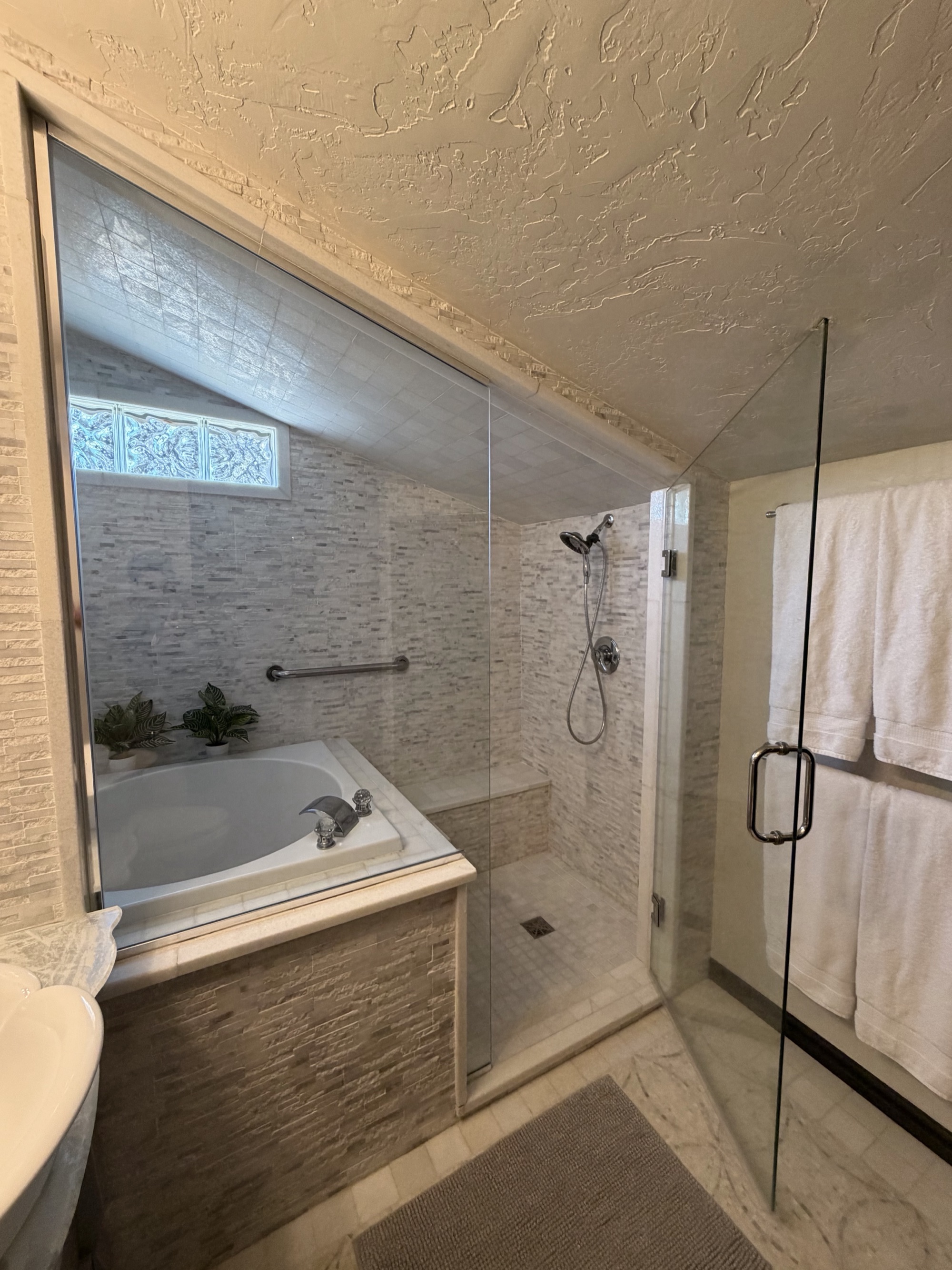 Columbine Cottage soaking tub and steam shower