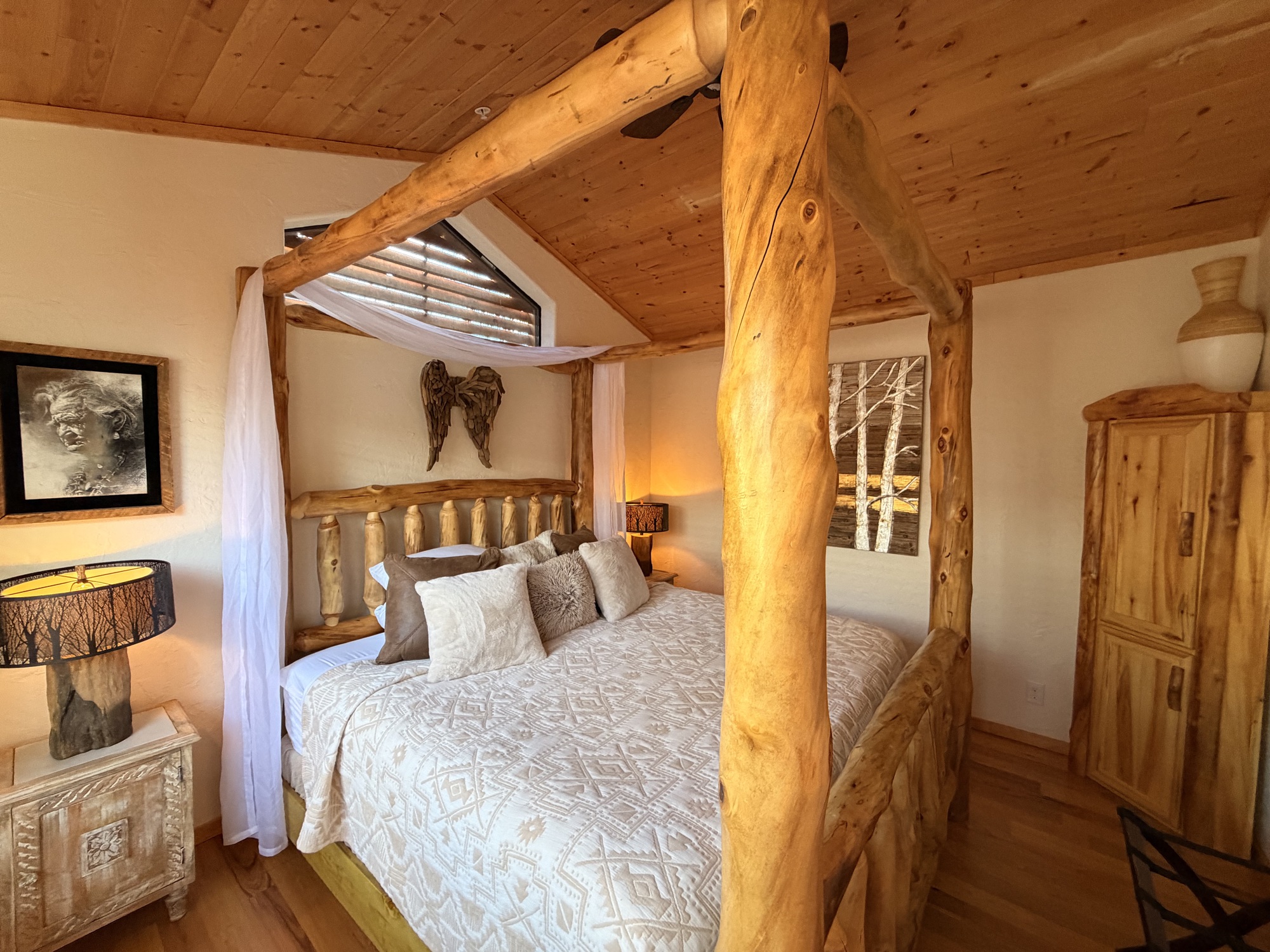 Dreamcatcher log four-poster bed